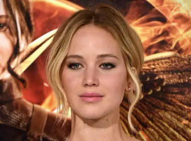 Joe Biden président : Jennifer Lawrence en pyjama dans la rue pour...