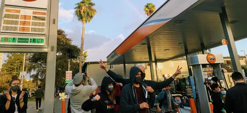 Cette séquence de supporters de Joe Biden fêtant sa victoire sur un...