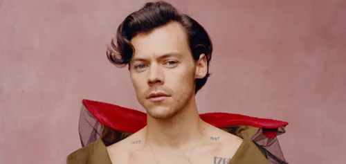 Harry Styles : critiqué pour avoir posé en robe pour Vogue, sa mère...