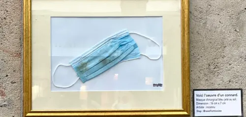 Paris : un street-artiste expose les masques qui sont jetés par terre