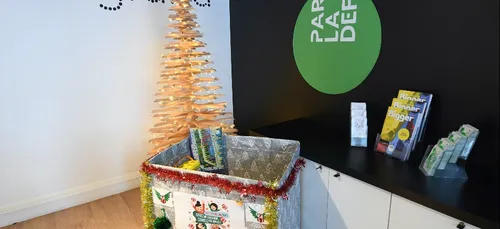 Les Pères Noël verts collectent des jouets à La Défense