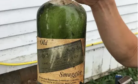 Un couple découvre 66 bouteilles de whisky cachées dans les murs de...