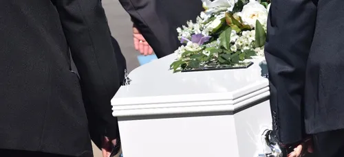 Un homme déclaré mort et incinéré retourne chez lui... en vie !