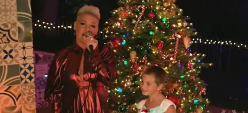 Pink et sa fille Willow chantent Noël et font craquer la toile (vidéo)