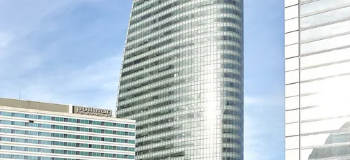 La Défense : un homme escalade à mains nues la tour Engie (vidéo)