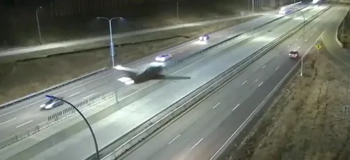 Un petit avion réalise un atterrissage d'urgence sur une autoroute...