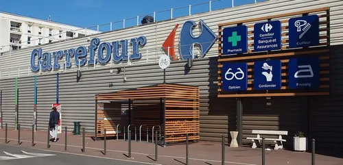 Emploi : 15 000 embauches de jeunes chez Carrefour en 2021, moitié...