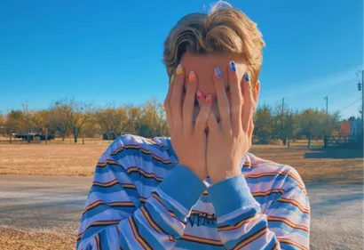 Un adolescent exclu de son lycée pour avoir mis du vernis à ongles