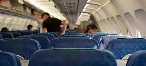 Covid-19 : les hôtesses de l’air obligées de porter des couches à...