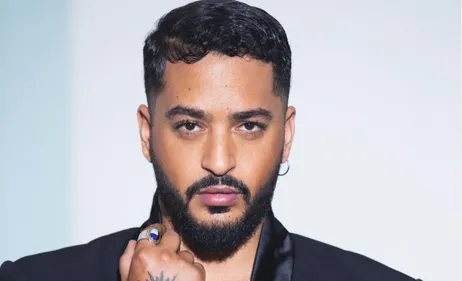 « Les Enfoirés » :  Slimane choisi pour écrire et composer l'hymne...