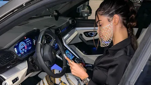 Quand Nabilla provoque la colère des internautes avec « un masque...