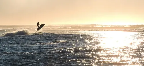 Il traverse 40km en pleine mer et en jet ski pour rejoindre sa...