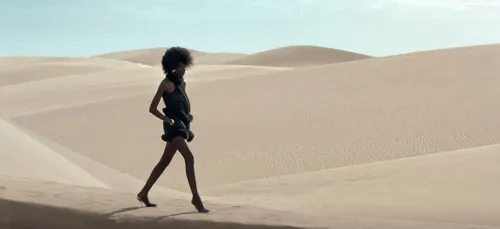 La maison Saint Laurent dévoile un défilé inédit...dans le désert...