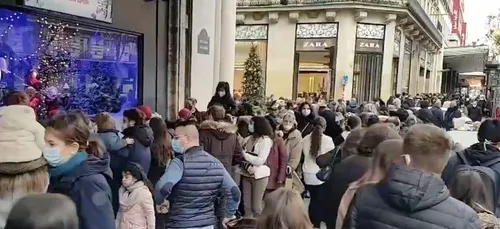Malgré la Covid-19, les magasins pris d'assaut à Paris ce week-end...