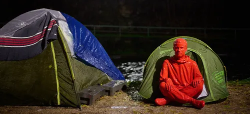Paris : une statue d‘Emmanuel Macron au beau milieu d‘un camps de...