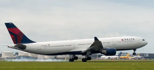 Deux passagers sautent d’un avion avec leur chien juste avant le...
