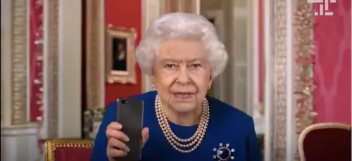 La reine Elizabeth II danse SUR son bureau pour ses voeux de Noël...