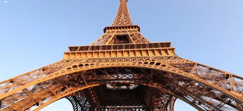 Tempête Bella : une pointe à 145 km/h au sommet de la Tour Eiffel
