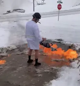 Un homme déneige son allée avec un lance-flamme (Vidéo)