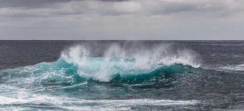 Un surfeur sauve une femme prise au piège dans une mer déchaînée...