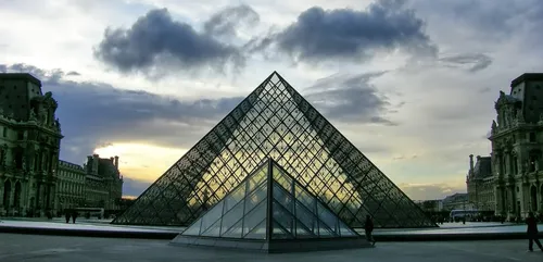 Attentat : l'homme qui a attaqué des militaires au Louvre en 2017...