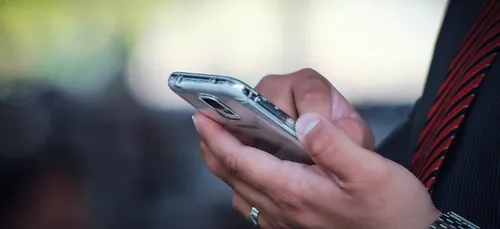 Après avoir filmé sous les jupes des filles, il est acquitté car...