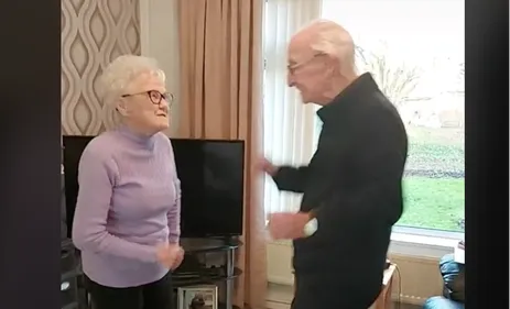 Ce couple d’octogénaires confiné fait le buzz en dansant sur TikTok...