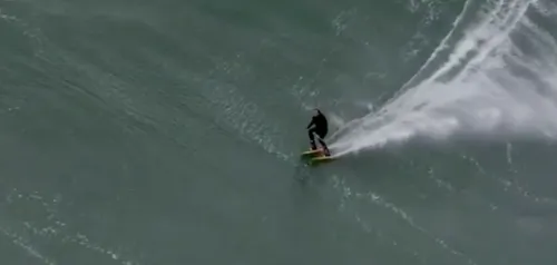 Un homme surfe sur une vague géante… avec des skis (Vidéo)