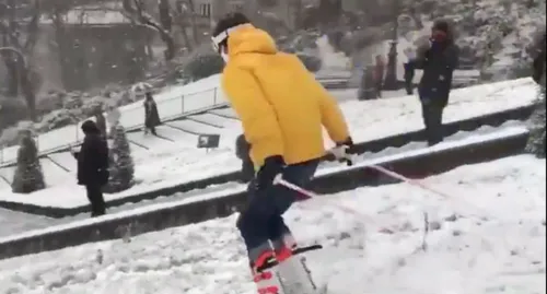 Neige à Paris : un homme fait du ski à Montmartre (Vidéo)