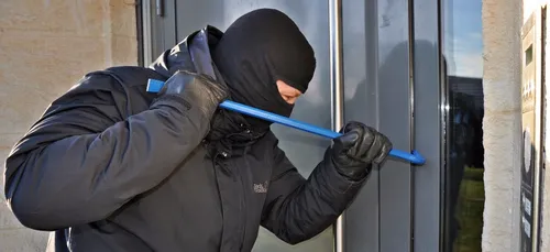 Des voleurs appellent la police par erreur pendant un cambriolage !