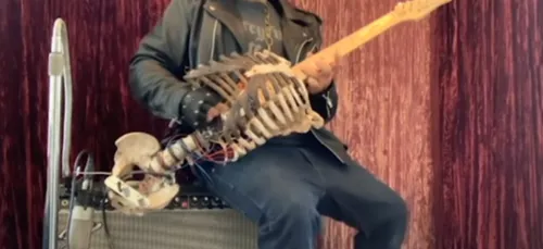 Fan de musique métal, il fabrique sa guitare à partir… des os de...
