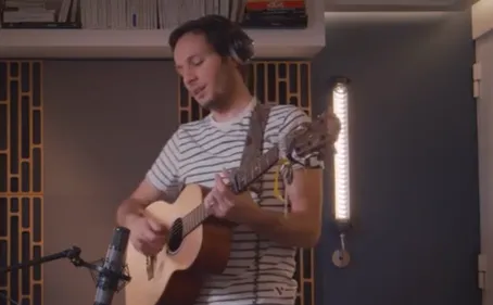 Vianney dévoile une version acoustique de son tube « Beau-papa »...