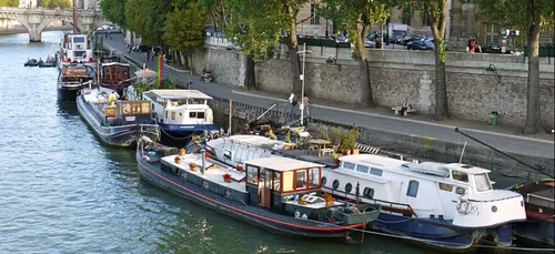 Paris : une péniche sauvée du naufrage par les pompiers