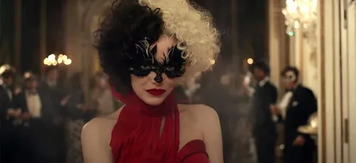"Cruella" : Emma Stone métamorphosée dans la première bande-annonce...