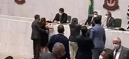 Une députée brésilienne victime d’une agression sexuelle en pleine...