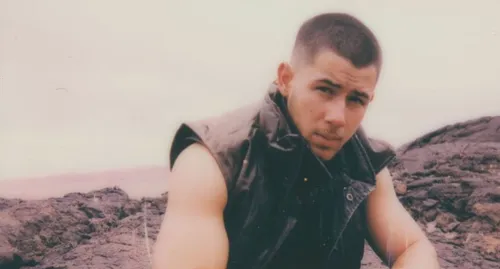 « Spaceman » : Nick Jonas sur le point de dévoiler un nouveau...