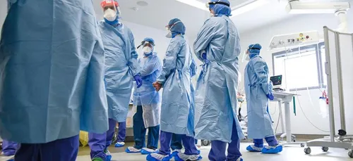 Seine-Saint-Denis : des soignants contaminés ont continué à...