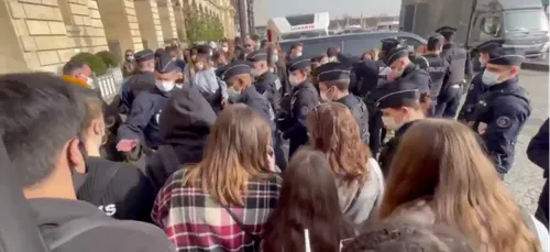 Justin Bieber : des fans se rassemblent devant son hôtel à Paris :...