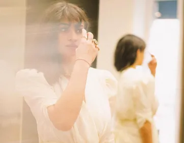 « J’ai été obligée d'assumer mes cheveux frisés (…) mes seins » :...