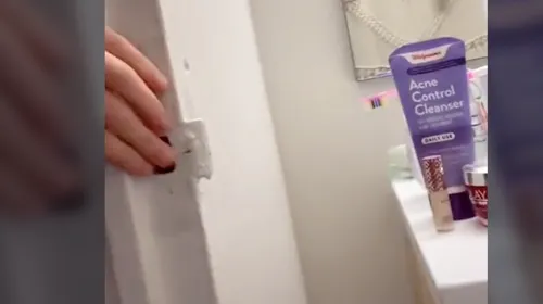 Elle découvre un appartement caché derrière le miroir de sa salle...