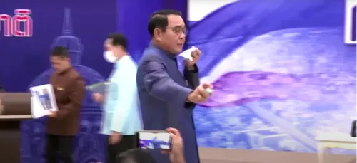 Agacé par des journalistes, le Premier ministre thaïlandais les...