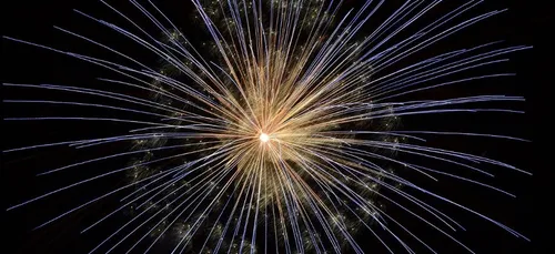 Paris : des supporters du PSG tirent un feu d’artifice devant...