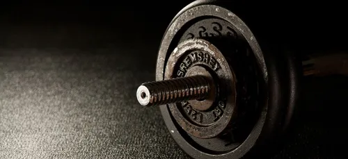 Un fanatique de fitness fait signer un contrat à sa fille pour ne...