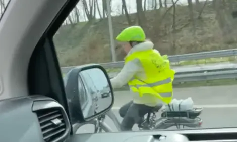 Un cycliste aperçu sur l'autoroute en vélo électrique (vidéo)
