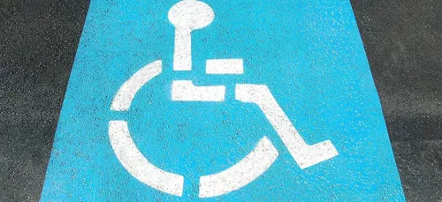 Les places handicapées bientôt accessibles aux femmes enceintes ?