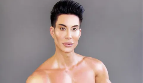 Véritable "Ken humain", il opère une nouvelle partie de son corps...