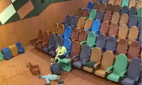 Un couple pénètre par effraction dans un cinéma fermé pour faire...