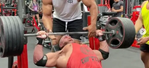 Un bodybuilder se déchire le pectoral en soulevant un haltère (vidéo)