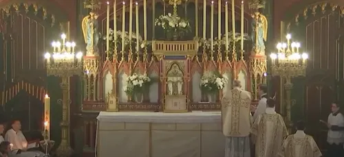 Messe polémique sans masque à Paris (Vidéo)