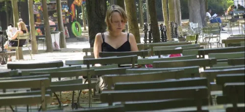 Paris : s’asseoir par terre en jupe, une preuve d’exhibitionnisme ?